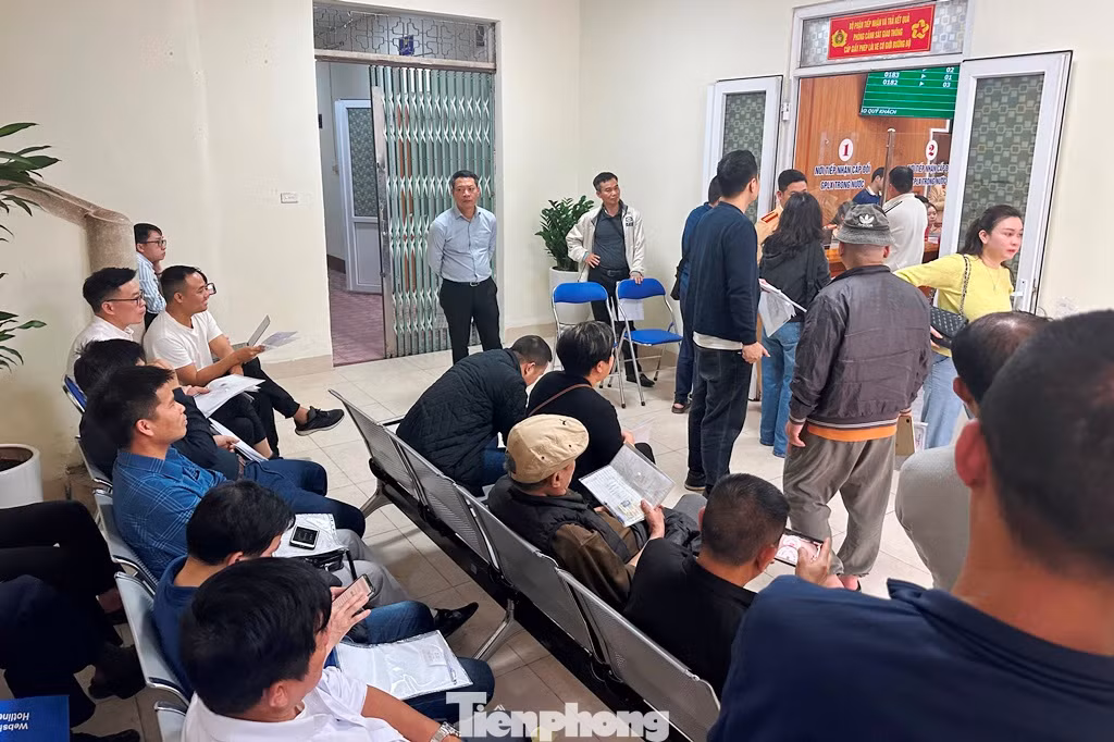 Người dân ngồi chờ đợi được làm thủ tục cấp đổi GPLX tại điểm Hà Đông chiều 3/3. Ảnh: T.Đảng
