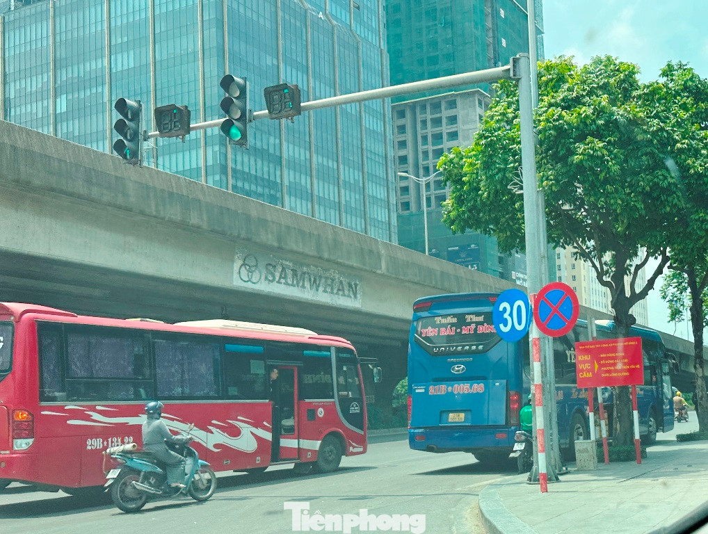 Ngoài biển cấm dừng đỗ, dọc đường Phạm Hùng còn có nhiều biển hạn chế xe ô tô đi dưới 30km/h, nhưng theo người dân sống ở đây, "nhiều xe khách vẫn ngang nhiên dừng đỗ ngay tại biển cấm". Ngoài biển cấm dừng đỗ, dọc đường Phạm Hùng còn có nhiều biển hạn chế xe ô tô đi dưới 30km/h, nhưng theo người dân sống ở đây, "nhiều xe khách vẫn ngang nhiên dừng đỗ ngay tại biển cấm".