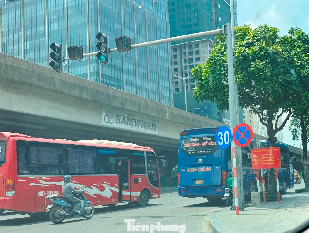 Ngoài biển cấm dừng đỗ, dọc đường Phạm Hùng còn có nhiều biển hạn chế xe ô tô đi dưới 30km/h, nhưng theo người dân sống ở đây, "nhiều xe khách vẫn ngang nhiên dừng đỗ ngay tại biển cấm".
