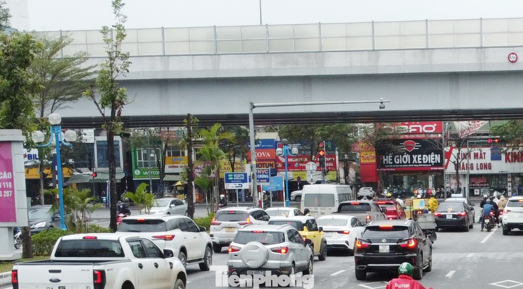 Phương tiện lưu thông qua trung tâm nút giao giờ cao điểm sáng 25/2. Phương tiện lưu thông qua trung tâm nút giao giờ cao điểm sáng 25/2.