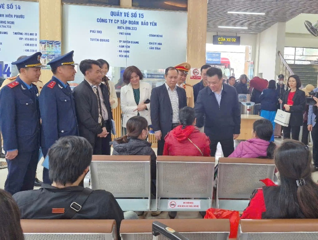 Ông Lê Kim Thành và đoàn công tác thăm hỏi hành khách đợi xe tại nhà chờ bến xe Mỹ Đình. Ông Lê Kim Thành và đoàn công tác thăm hỏi hành khách đợi xe tại nhà chờ bến xe Mỹ Đình.