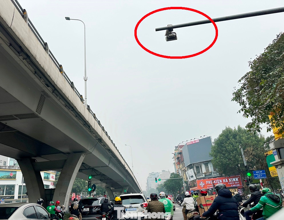 Nút giao thông Đại Cồ Việt - Phố Huế cũng là một trong các ngã tư đang có nhiều trường hợp xe ô tô vi phạm nguội được hệ thống camera phát hiện.