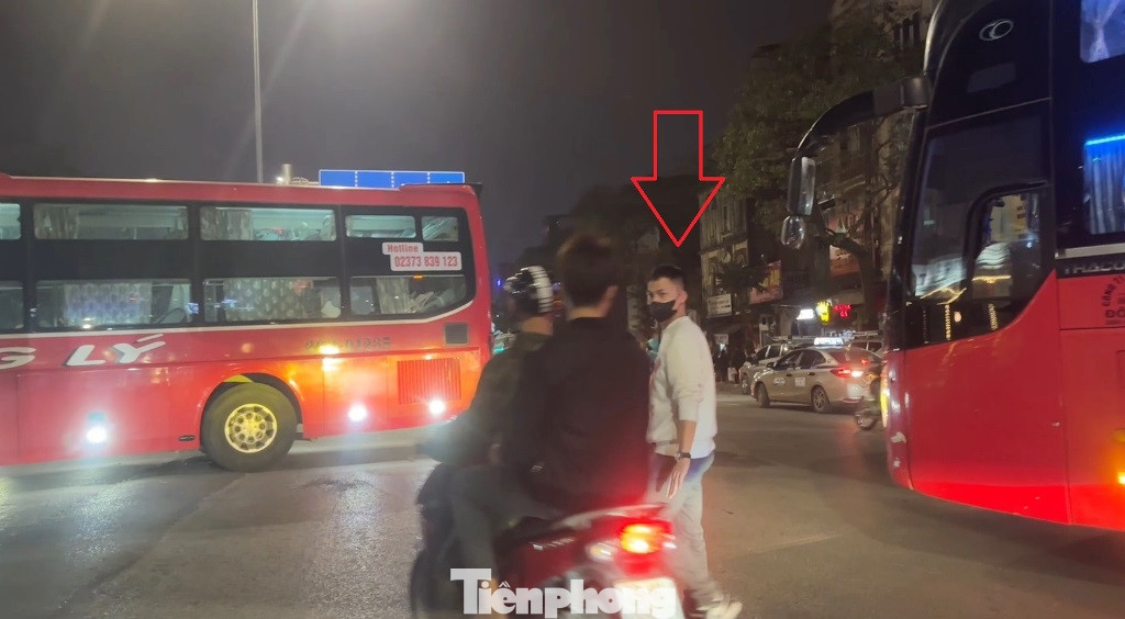 Vào chiều và tối 2/2, đoạn qua các số nhà từ 951 đến 961 trên đường Giải Phóng có nhiều xe khách dừng đỗ thành hàng dài. Nhân viên nhà xe phải ra giữa đường "xi nhan" cho một số ô tô qua đường, quay ra hướng QL1.