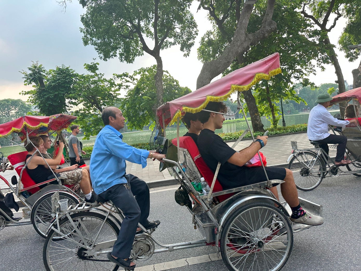 Là phương tiện tự chế, thiếu nhiều thiết bị an toàn và di chuyển chậm (không có động cơ) nên theo Luật Đường bộ và các nghị quyết, kế hoạch đảm bảo giao thông của thành phố Hà Nội, xe xích lô không được tham gia giao thông trên các tuyến đường dành cho xe cơ giới (đường hỗn hợp). Là phương tiện tự chế, thiếu nhiều thiết bị an toàn và di chuyển chậm (không có động cơ) nên theo Luật Đường bộ và các nghị quyết, kế hoạch đảm bảo giao thông của thành phố Hà Nội, xe xích lô không được tham gia giao thông trên các tuyến đường dành cho xe cơ giới (đường hỗn hợp).