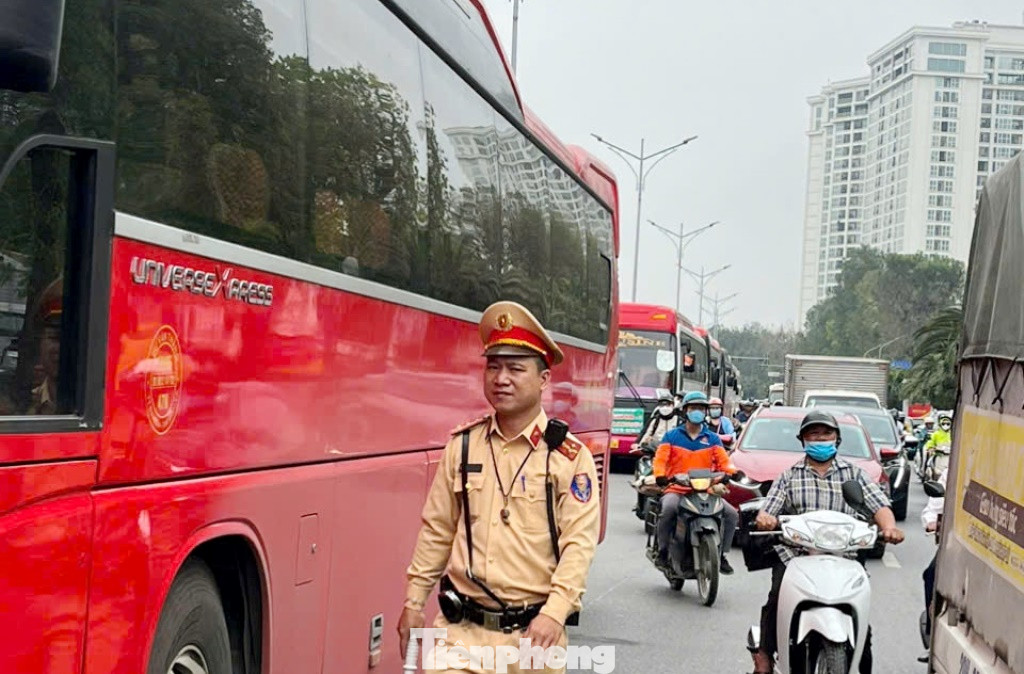 Do là cuối tuần và cũng sát dịp nghỉ lễ 30/4 - 1/5 lượng xe ô tô, đặc biệt là xe khách có phù hiệu xe du lịch, xe hợp đồng chở khách về khu vực Lăng Bác và Quảng trường Ba Đình tăng cao. Do là cuối tuần và cũng sát dịp nghỉ lễ 30/4 - 1/5 lượng xe ô tô, đặc biệt là xe khách có phù hiệu xe du lịch, xe hợp đồng chở khách về khu vực Lăng Bác và Quảng trường Ba Đình tăng cao.