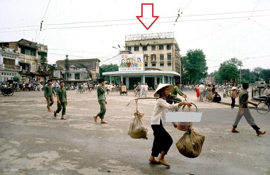 Vào thời điểm sau năm 1990, khi các tàu điện bánh sắt, bánh hơi được thành phố Hà Nội dừng hoạt động khu vực bến tàu điện (vị trí Hàm Cá Mập hiện nay - mũi tên đỏ) đã bỏ không một thời gian và hạ tầng cũ, xuống cấp.