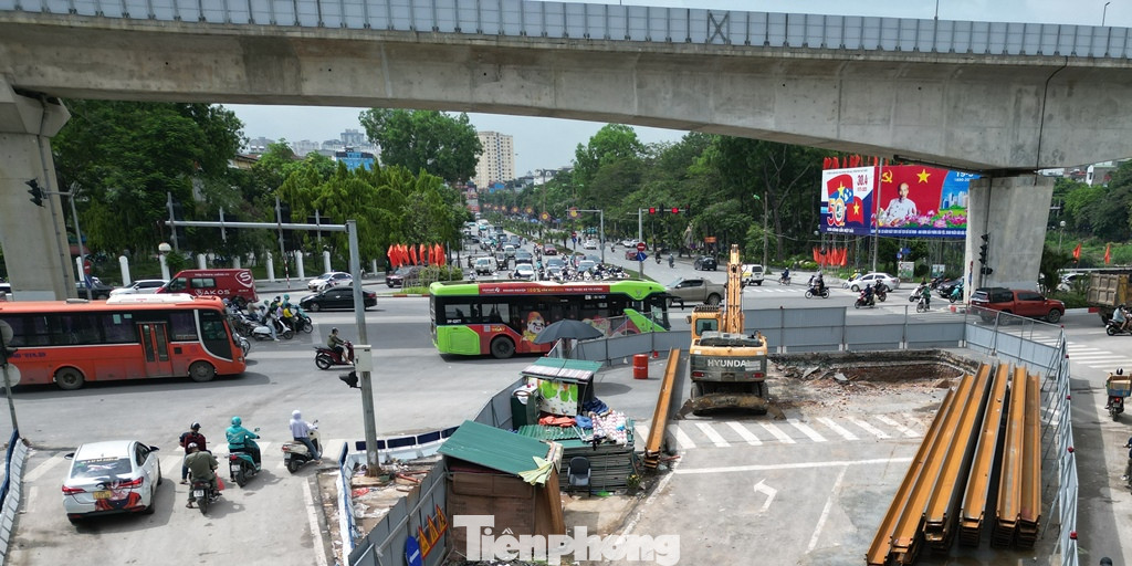 Tại các hướng đường đổ về nút giao cầu Trắng như Phùng Hưng, Quang Trung, Thanh Bình, giao thông cũng đi lại khó khăn khi có công trường hàng rào.