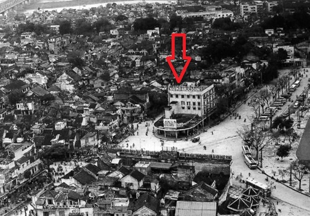 Toàn cảnh khu vực quảng trường Đông Kinh Nghĩa Thục khi chưa có tòa nhà Hàm Cá Mập, tại đây (mũi tên đỏ) là tòa nhà điều hành bến tàu điện của thành phố vào trước năm 1990. (Ảnh đơn vị vận hành tòa nhà Hàm Cá Mập sưu tầm, cung cấp)