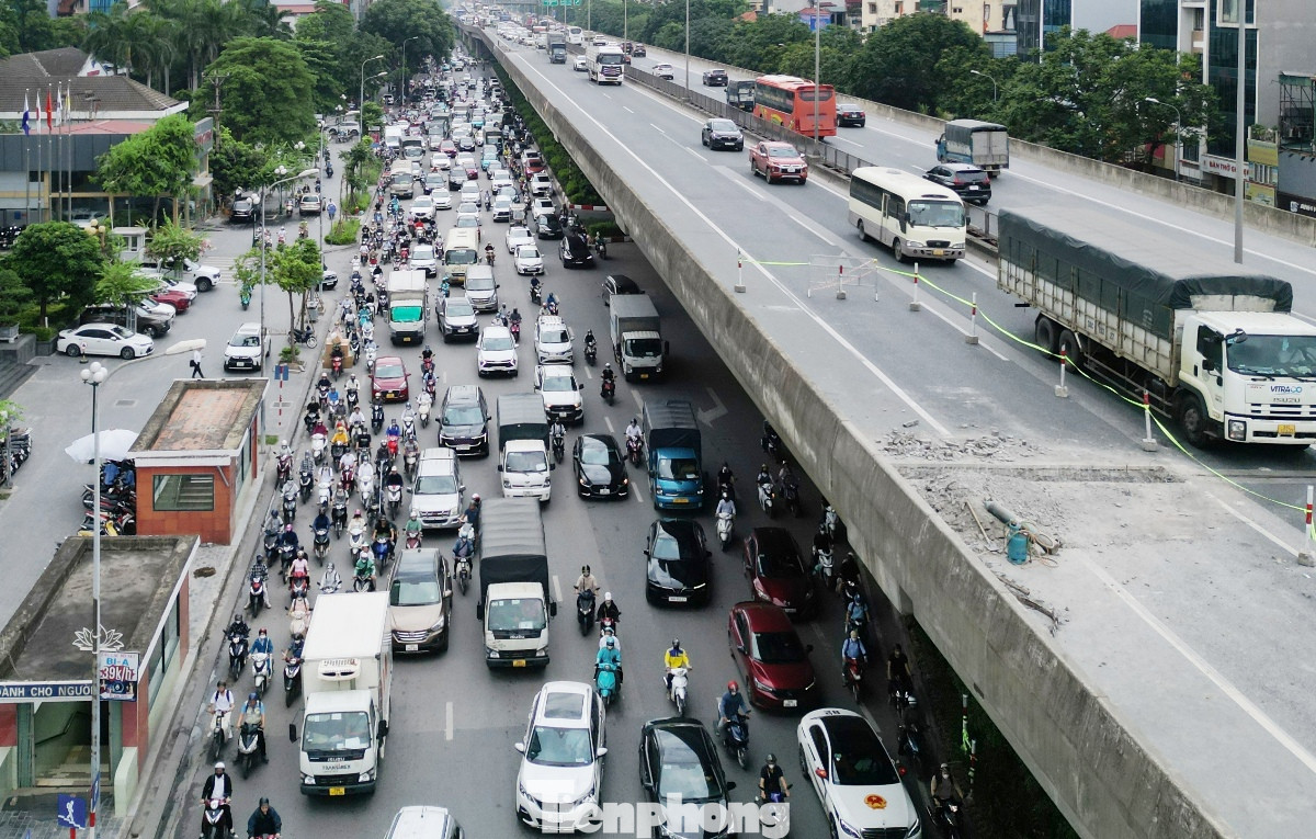 Trong sáng 30/6, do đường trên cao ùn tắc, nhiều xe ô tô, xe tải đã đi xuống các tuyến đường bên dưới như Khuất Duy Tiến, Phạm Hùng... dẫn đến các tuyến này cũng ùn tắc theo. Trong sáng 30/6, do đường trên cao ùn tắc, nhiều xe ô tô, xe tải đã đi xuống các tuyến đường bên dưới như Khuất Duy Tiến, Phạm Hùng... dẫn đến các tuyến này cũng ùn tắc theo.