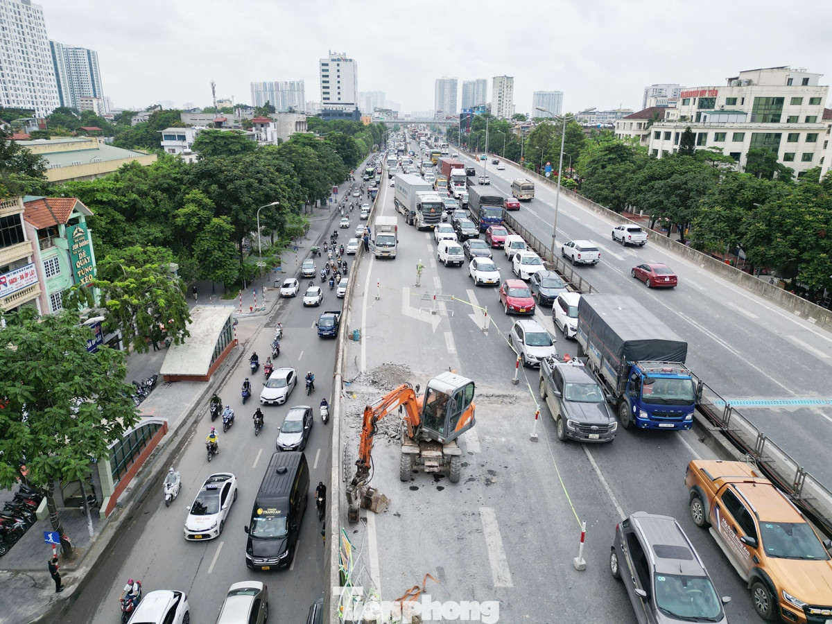 Từ đầu năm đến nay, lực lượng chức năng liên quan phải thi công sửa chữa khe co giãn trên tuyến đường Vành đai 3 trên cao. Dự án do Ban Duy tu công trình giao thông Sở Xây dựng thực hiện. Ảnh chụp sáng 30/6. Từ đầu năm đến nay, lực lượng chức năng liên quan phải thi công sửa chữa khe co giãn trên tuyến đường Vành đai 3 trên cao. Dự án do Ban Duy tu công trình giao thông Sở Xây dựng thực hiện. Ảnh chụp sáng 30/6.