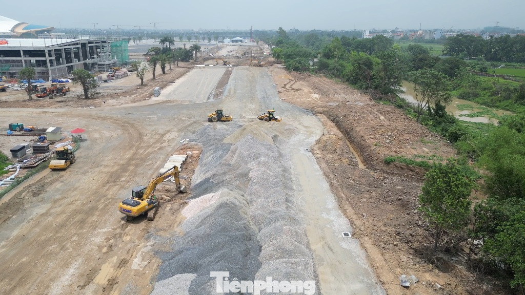 Sau khi mặt bằng được san ủi xong, lập tức đơn vị làm đường chở vật liệu để thảm mặt. Sau khi mặt bằng được san ủi xong, lập tức đơn vị làm đường chở vật liệu để thảm mặt.