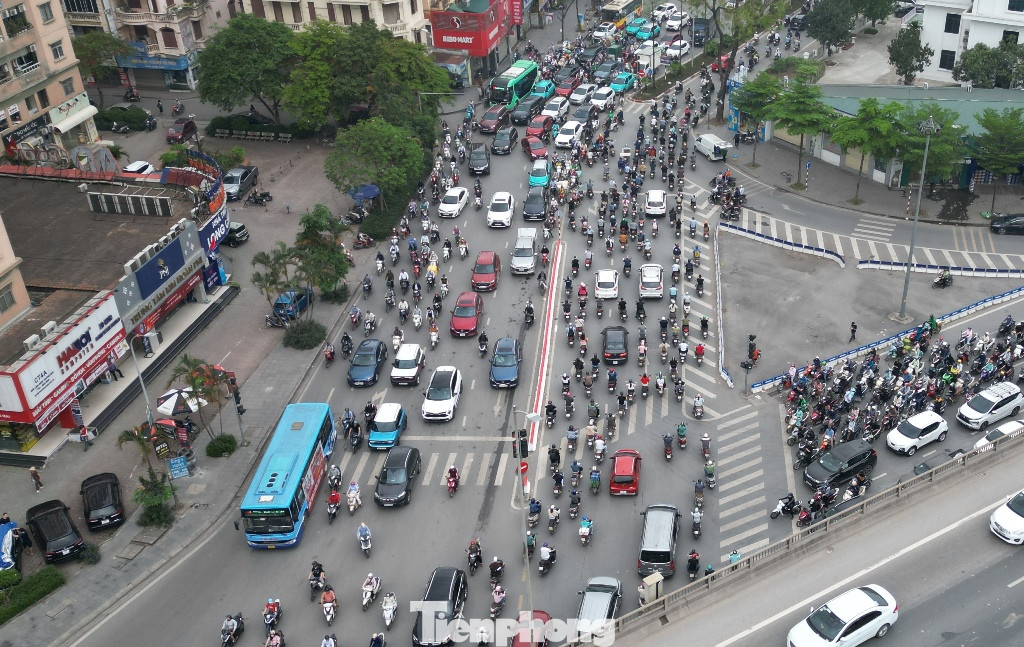 Các chiều đường dẫn đến nút đang có lưu lượng phương tiện lớn và thường xuyên ùn ứ nhiều nhất là Nguyễn Hữu Thọ hướng Giải Phóng dẫn vào. Các chiều đường dẫn đến nút đang có lưu lượng phương tiện lớn và thường xuyên ùn ứ nhiều nhất là Nguyễn Hữu Thọ hướng Giải Phóng dẫn vào.