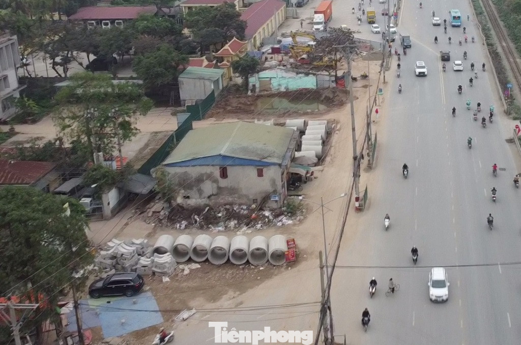 Một số công trình nhà cửa nằm trên phạm vi dự án vẫn chưa được giải phóng mặt bằng.