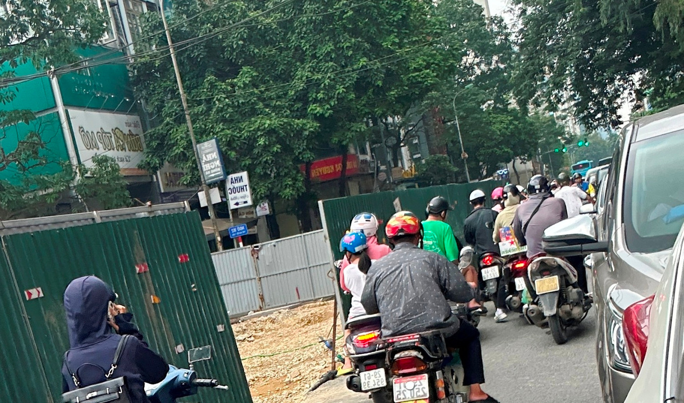 Dự án cũng đang chờ được bàn giao cho UBND phường Thanh Xuân mới. Ảnh chụp ngày 7/7 khi hàng rào chiếm dụng đường dựng lên không thi công, còn đường Nguyễn Tuân ùn tắc kéo dài.