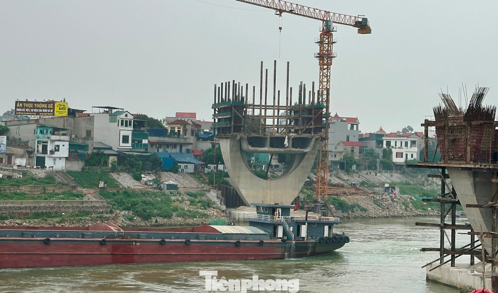 Công trình thi công kéo dài đang làm ảnh hưởng đến giao thông và nguy cơ mất an toàn đối với giao thông cả trên cầu Đuống và giao thông thủy (tàu thuyền) bên dưới sông.