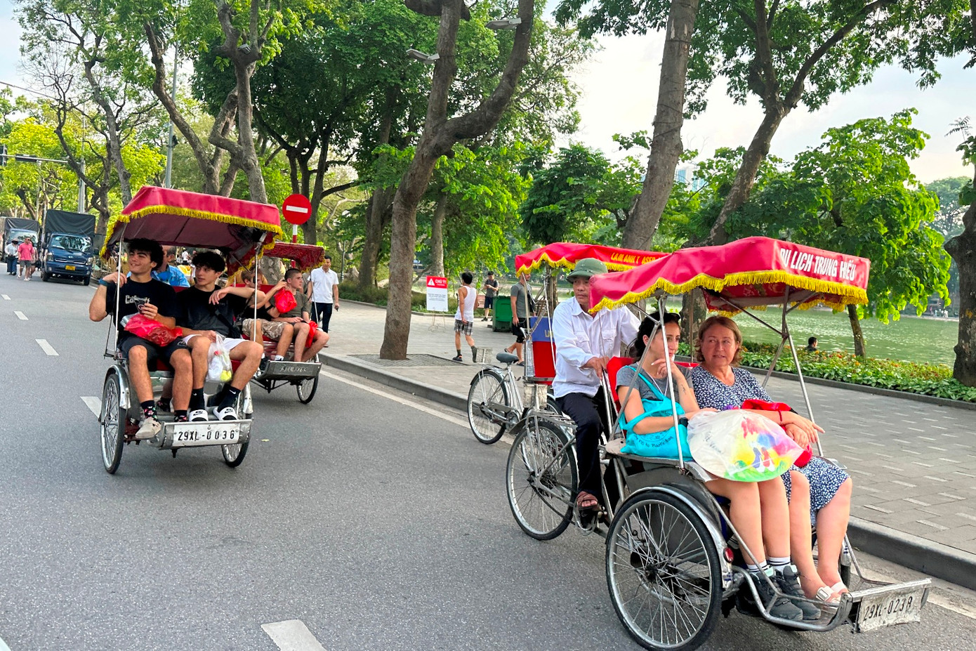 Tuy nhiên, hiện nhiều tuyến đường xung quanh hồ Hoàn Kiếm dành cho xe cơ giới như Đinh Tiên Hoàng, Cầu Gỗ, Lê Thái Tổ, Hàng Khay, Tràng Tiền... và khu vực phố cổ, xe xích lô vẫn di chuyển, chở khách nhộn nhịp. Khi di chuyển trên đường thì dàn hàng dọc, hàng ngang "bịt" nhiều làn đường của xe cơ giới. Tuy nhiên, hiện nhiều tuyến đường xung quanh hồ Hoàn Kiếm dành cho xe cơ giới như Đinh Tiên Hoàng, Cầu Gỗ, Lê Thái Tổ, Hàng Khay, Tràng Tiền... và khu vực phố cổ, xe xích lô vẫn di chuyển, chở khách nhộn nhịp. Khi di chuyển trên đường thì dàn hàng dọc, hàng ngang "bịt" nhiều làn đường của xe cơ giới.