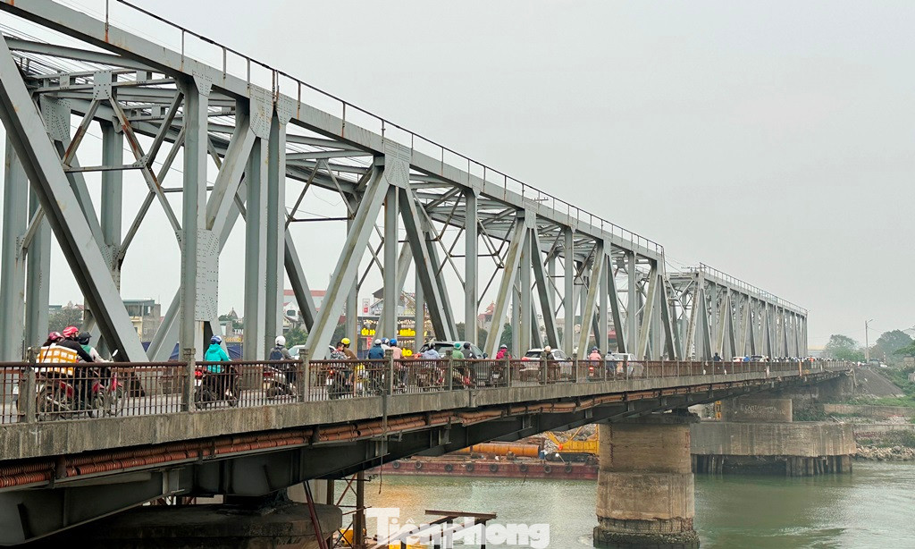 Việc dự án bị chậm bàn giao mặt bằng nửa năm nay khiến cầu có nguy cơ không thể hoàn thành vào năm 2025. Trong khi đó, phương tiện, người dân và tàu thuyền vẫn đang phải qua lại cầu Đuống cũ, xuống cấp, quá tải.