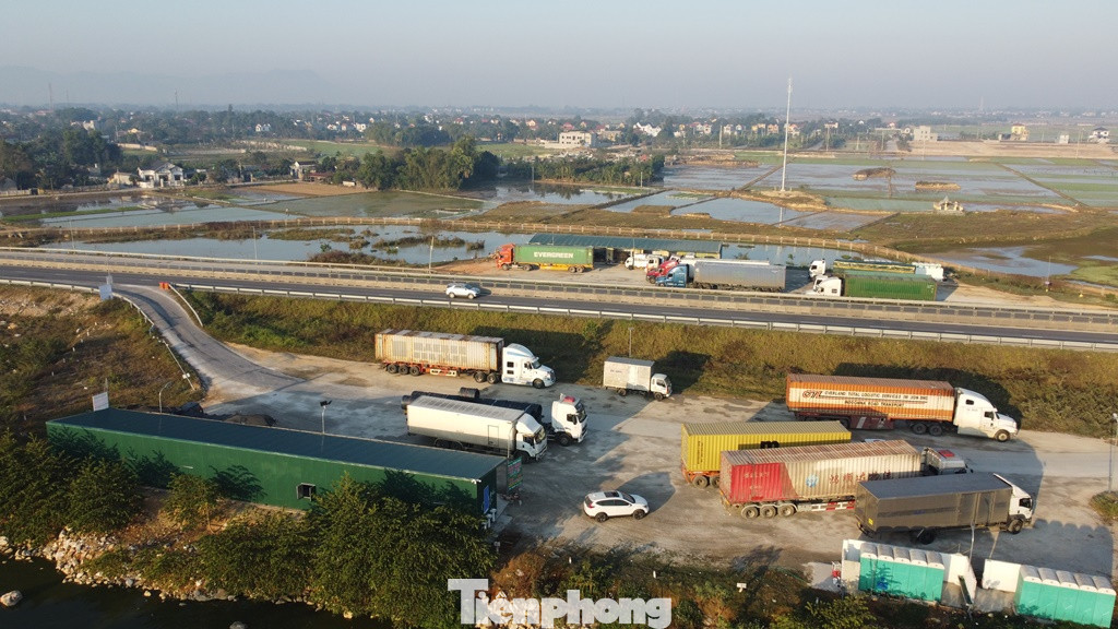 Để tạo sự đồng bộ theo quy hoạch và sự tiện dụng, an toàn cho người và phương tiện khi lưu thông trên cao tốc Bắc Nam, từ giữa năm 2023 lãnh đạo Chính phủ đã liên tục chỉ đạo các đơn vị có liên quan phải sớm hoàn thành các trạm dừng nghỉ, tiếp nhiên liệu. Để tạo sự đồng bộ theo quy hoạch và sự tiện dụng, an toàn cho người và phương tiện khi lưu thông trên cao tốc Bắc Nam, từ giữa năm 2023 lãnh đạo Chính phủ đã liên tục chỉ đạo các đơn vị có liên quan phải sớm hoàn thành các trạm dừng nghỉ, tiếp nhiên liệu.