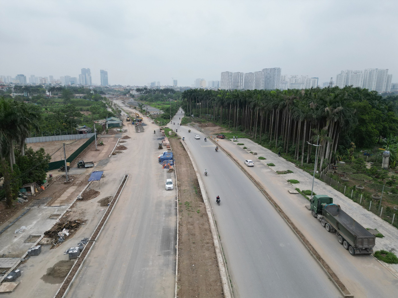 Tuyến đường nối từ Vành đai 3 đến phường Minh Khai rộng 8 làn xe do quận Bắc Từ Liêm (cũ) làm chủ đầu tư, hiện dự án cũng đang thi công dở dang, công trường đang nằm yên chờ được bàn giao về phường Phú Diễn mới sau sắp xếp.