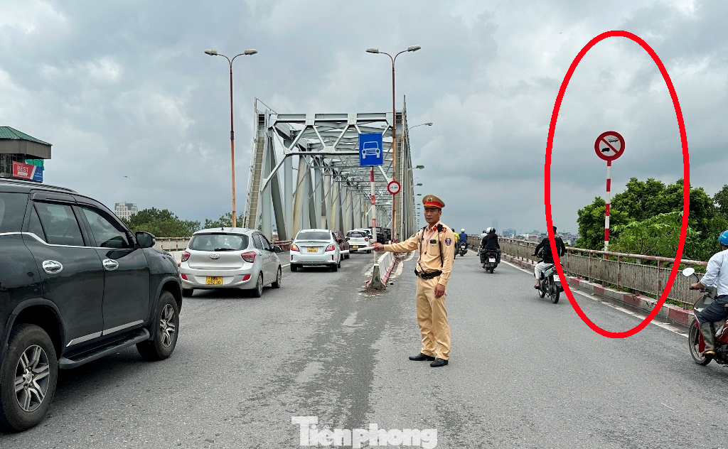 Từ 6h sáng nay (15/1), CSGT và Thanh tra giao thông thực hiện điều tiết, hướng dẫn phương tiện qua lại cầu Chương Dương theo phương án mới, trong đó chỉ cho xe ô tô, xe máy và xe ô tô chở học sinh lưu thông, cấm xe khách trên 9 chỗ và xe tải trên 0,5 tấn.