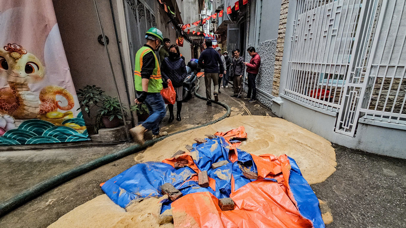 Chất lỏng có màu vàng sẫm phun trào lên mặt đường tại ngõ 7 phố Giang Văn Minh Hà Nội chiều nay. Chất lỏng có màu vàng sẫm phun trào lên mặt đường tại ngõ 7 phố Giang Văn Minh Hà Nội chiều nay.