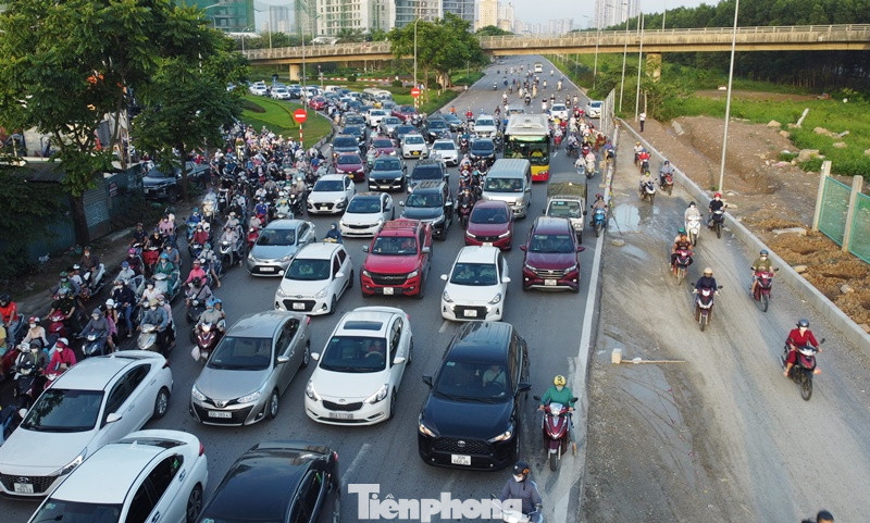 Phương tiện di chuyển trên đường gom Đại lộ Thăng Long.