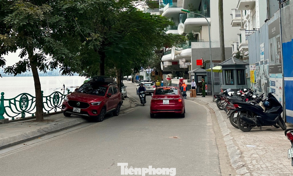 Chỉ một xe ô tô lưu thông cũng "bịt" cả tuyến phố. Chỉ một xe ô tô lưu thông cũng "bịt" cả tuyến phố.