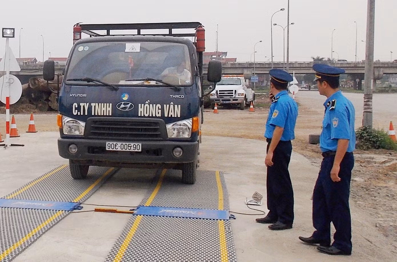 Trạm cân di động được Thanh tra giao thông sử dụng để cân tải trọng xe tải thời gian qua.
