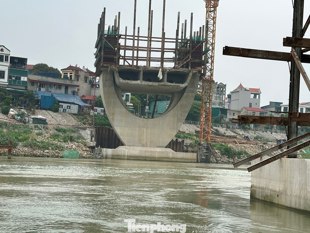 Ghi nhận ngày 8/4, hai đầu cầu vẫn là những trụ cầu thi công dang dở, đứng chơ vơ.