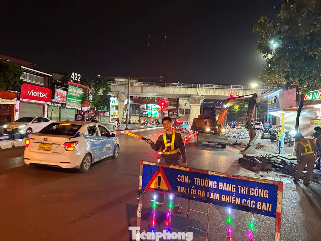 Theo kế hoạch từ cuối tuần vừa qua đến hết tuần này, Ban Duy tu Hà Nội thực hiện xén dải phân cách, mở rộng lòng đường tại các nút giao Nguyễn Phong Sắc - Xuân Thuỷ; nút Hoàng Quốc Việt- Nghĩa Tân - ngõ 106 để mở rộng nút, tăng lưu thoát các dòng xe, giảm tắc giao thông.