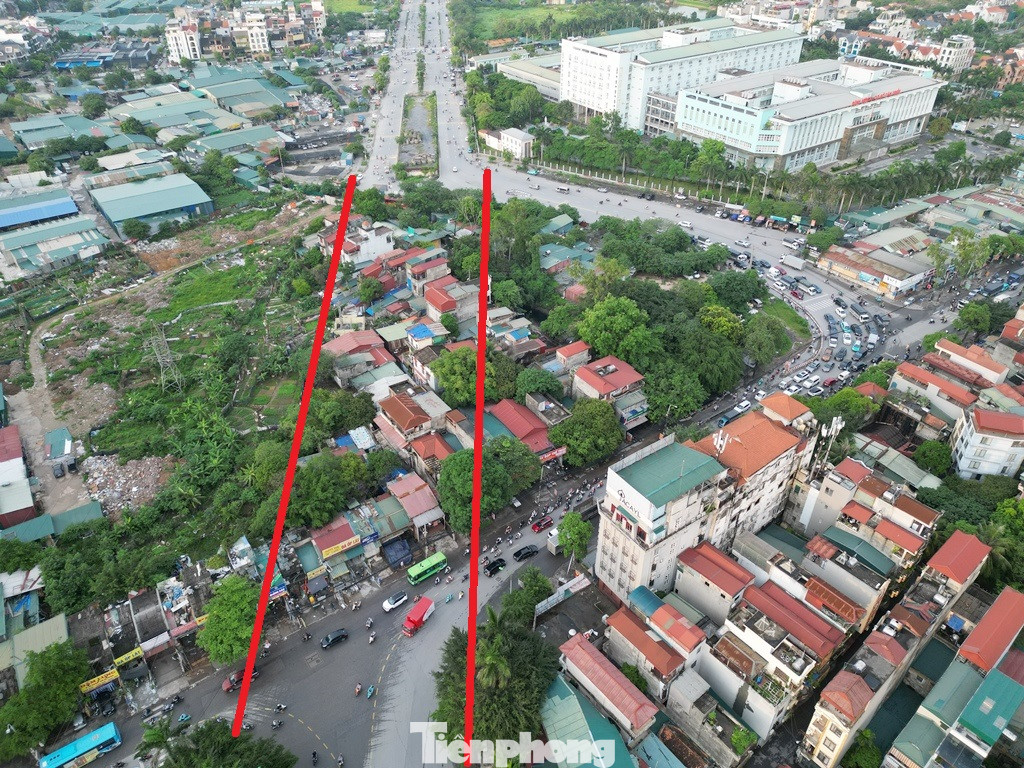 Tuy nhiên, đến đoạn giao với đường 70 thì tuyến đường đang bị thắt nút “cổ chai” do cầu vượt đường 70 tại đây (đường bút đỏ) thi công chưa xong