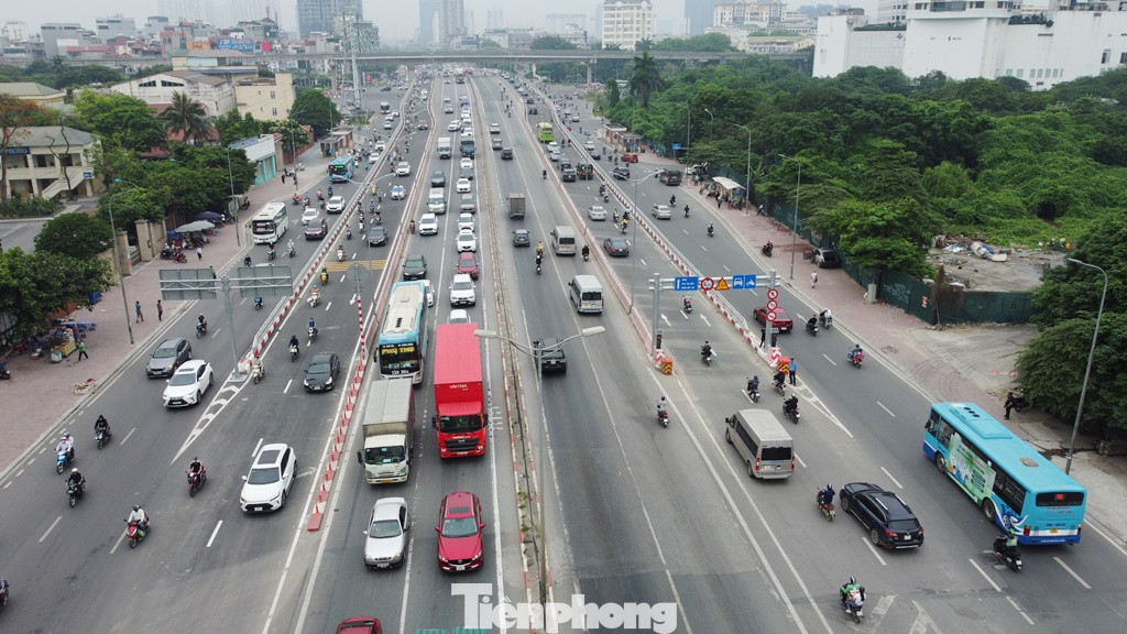 Từ thực tế trên Sở Xây dựng vừa thông báo phương án phân luồng, tổ chức giao thông trên đường Vành đai 3 trên cao trong đó có cấm toàn bộ xe lưu thông vào ban đêm đối với đoạn từ cầu vượt Mai Dịch về đại lộ Thăng Long 1 tháng để sửa chữa gối cầu, khe co giãn, và duy tu lại một số trụ cầu, thời gian bắt đầu từ đêm 23/3/2025.