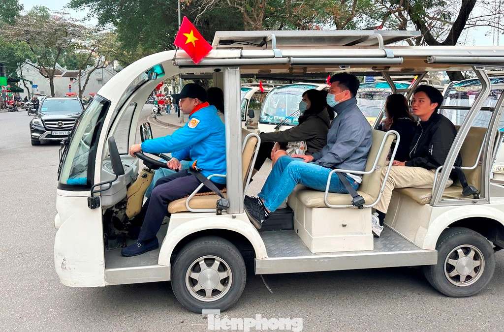 Chiếu theo quy định trên thì hiện các tuyến đường tại khu vực hồ Hoàn Kiếm và phố cổ đều là đường giao thông công cộng, chưa có biển báo hạn chế tốc độ dưới 30km/h nên sau thời gian này xe điện vẫn hoạt động là không phù hợp.