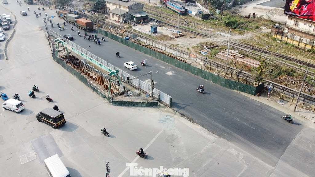 Sau khi thi công xong đốt hầm chính (hầm kín số H3B) tại dự án hầm chui Vành đai 2,5, cuối tuần qua hàng rào thi công chiếm toàn bộ đường Giải Phóng chiều nội thành Ngọc Hồi đã được dỡ bỏ.