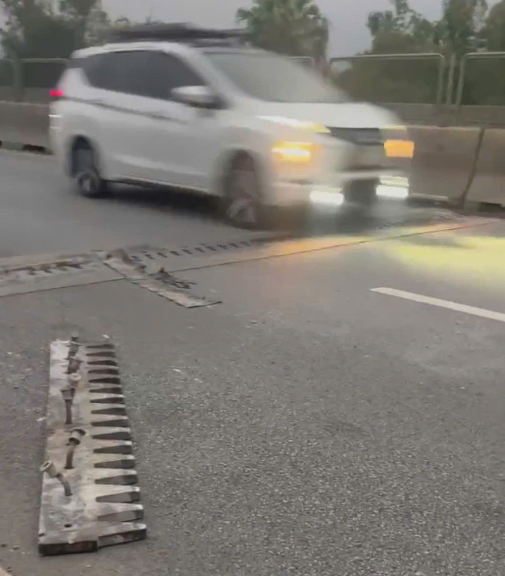 Khe co giãn trên cao tốc QL45-Nghi Sơn bong bật lên khỏi mặt đường đâm thủng cả lốp ô tô đi đường vừa qua.