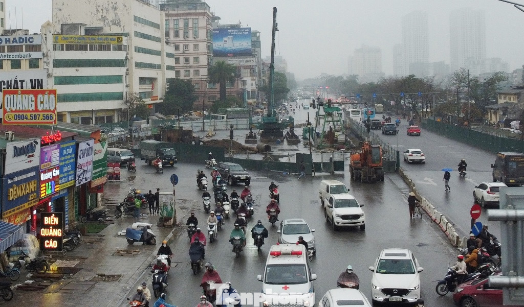 Thay vào đó, xe phải đi thẳng qua nút và quay đầu xe ở điểm mở dải phân cách gần nhất. Thay vào đó, xe phải đi thẳng qua nút và quay đầu xe ở điểm mở dải phân cách gần nhất.