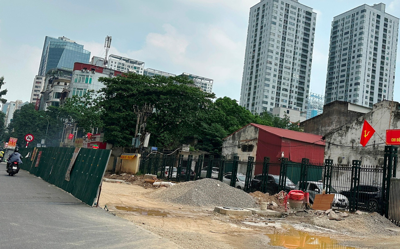 Dự án mở rộng đường Nguyễn Tuân đoạn từ Nguyễn Huy Tưởng đến Lê Văn Lương dài hơn 500 mét do UBND quận Thanh Xuân (cũ) làm chủ đầu tư, hiện công trường cũng đang vắng bóng máy móc, công nhân thi công nhiều ngày nay.