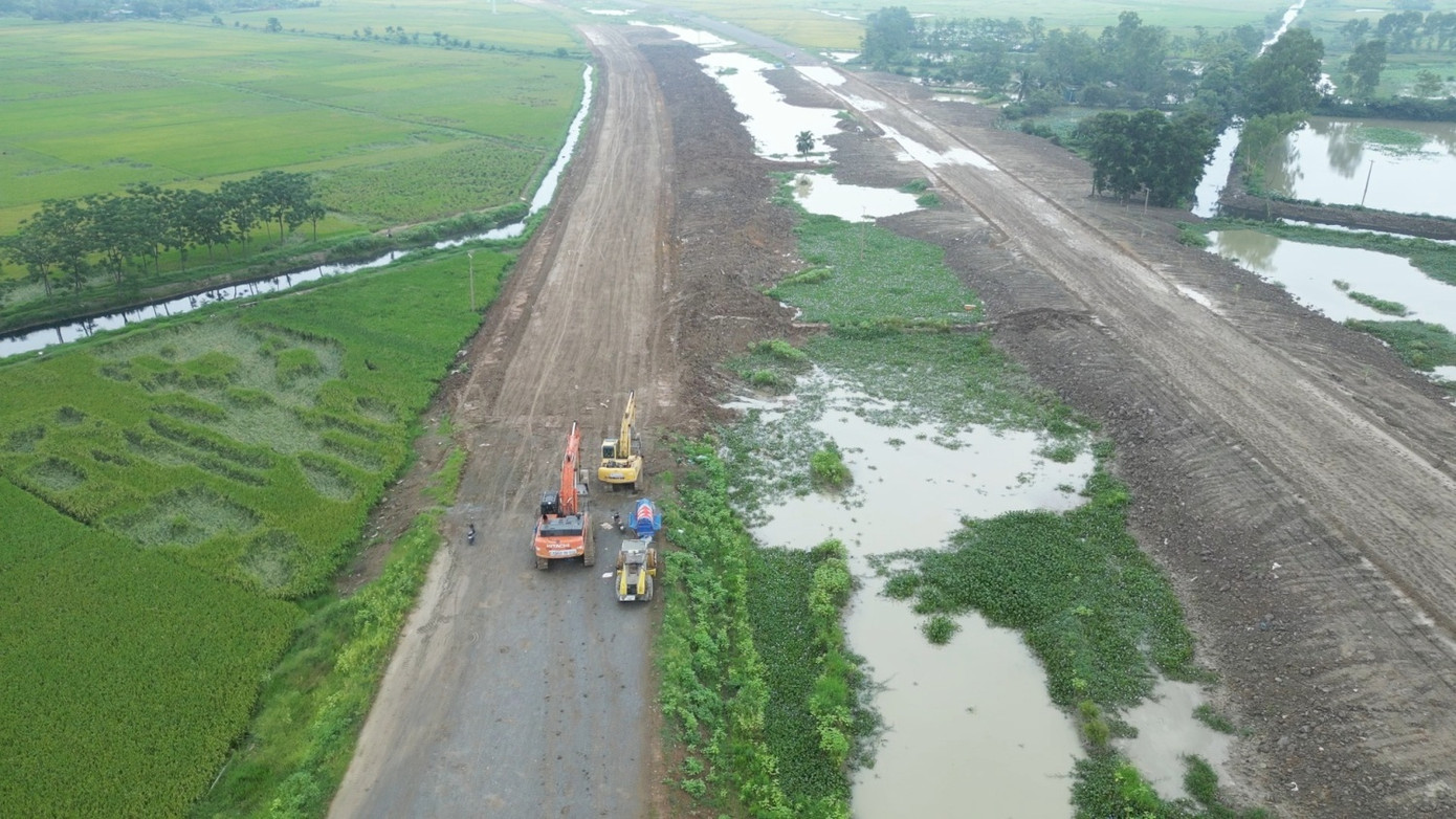 Điển hình, tại gói thầu XL10 (quận Hà Đông cũ đi huyện Thanh Oai cũ) đang phải thi công "xôi đỗ", vì nhiều đoạn vướng mặt bằng. Hiện công trường thi công đã phủ đến hơn 90% mặt bằng dự án, nhiều đoạn mặt đường song hành đã được thảm nhựa, tuy nhiên cũng còn một số đoạn dự án vẫn chưa thể thi công. Điển hình, tại gói thầu XL10 (quận Hà Đông cũ đi huyện Thanh Oai cũ) đang phải thi công "xôi đỗ", vì nhiều đoạn vướng mặt bằng. Hiện công trường thi công đã phủ đến hơn 90% mặt bằng dự án, nhiều đoạn mặt đường song hành đã được thảm nhựa, tuy nhiên cũng còn một số đoạn dự án vẫn chưa thể thi công.