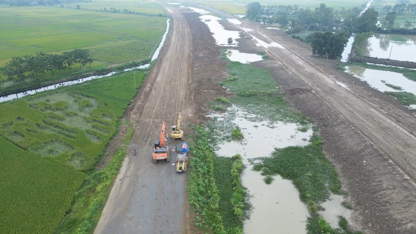 Điển hình, tại gói thầu XL10 (quận Hà Đông cũ đi huyện Thanh Oai cũ) đang phải thi công "xôi đỗ", vì nhiều đoạn vướng mặt bằng. Hiện công trường thi công đã phủ đến hơn 90% mặt bằng dự án, nhiều đoạn mặt đường song hành đã được thảm nhựa, tuy nhiên cũng còn một số đoạn dự án vẫn chưa thể thi công.