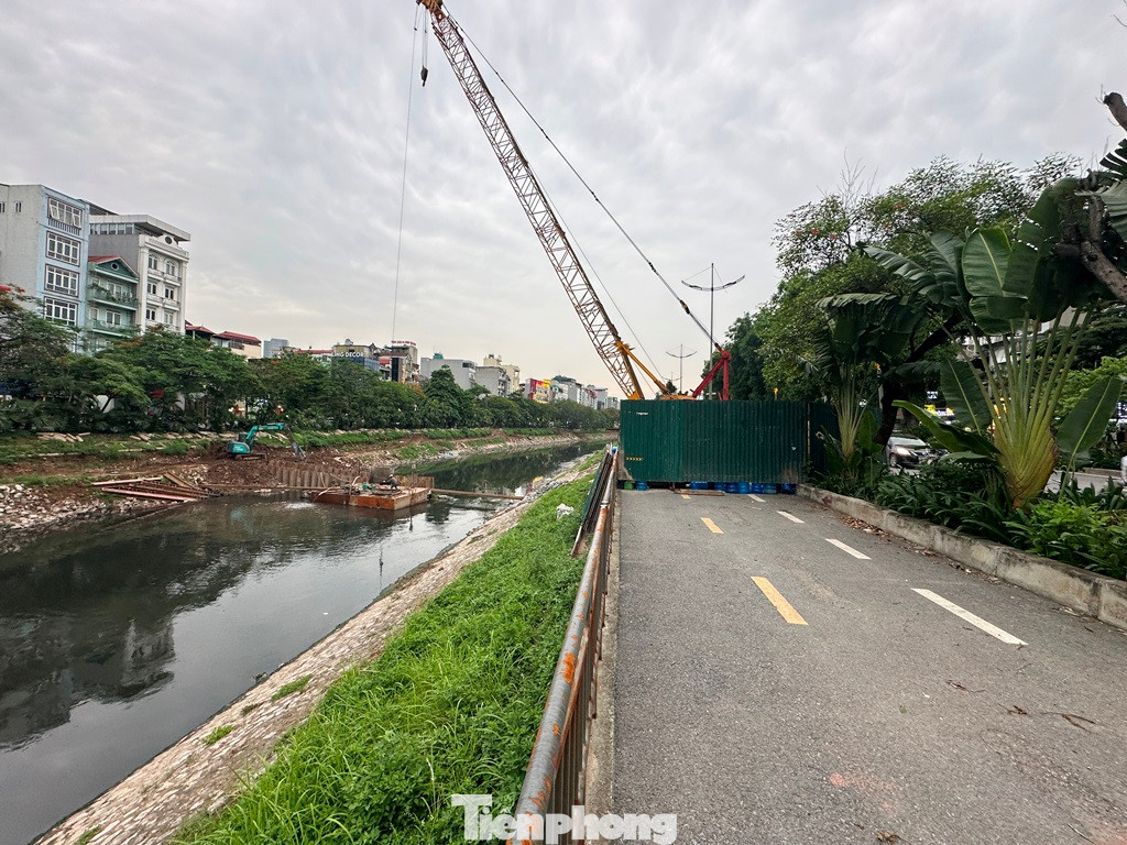 Theo ghi nhận, ngoài chậm tiến độ gây ảnh hưởng đến giao thông trên đường, công trường thi công ven sông Tô Lịch đang có nhiều nội dung thực hiện không đúng quy định. Cụ thể, công trường từ số nhà 732 - 738 đường Láng đang thiếu thiết bị cảnh báo giao thông; thiếu bảng thông tin dự án; không niêm yết công khai thời gian được phép thi công, giấy phép được cấp...