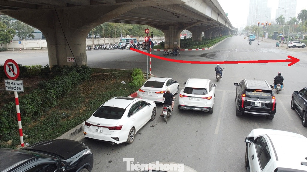 Cùng với đó, lượng xe từ đường Phạm Hùng rẽ trái vào đường Đỗ Đức Dục không nhiều, có thời điểm "trắng xe" (chiều mũi tên đỏ). Cùng với đó, lượng xe từ đường Phạm Hùng rẽ trái vào đường Đỗ Đức Dục không nhiều, có thời điểm "trắng xe" (chiều mũi tên đỏ).