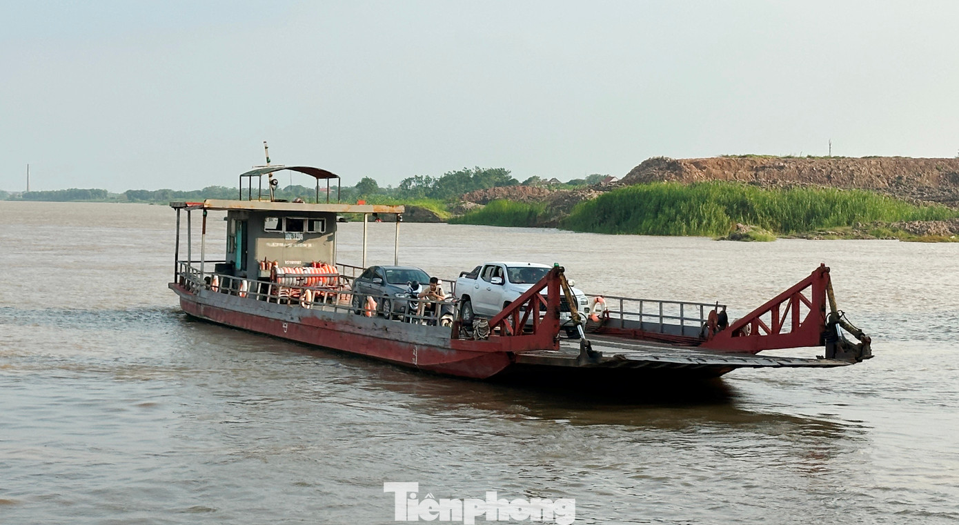 Tàu chở khách qua sông Hồng tại Hà Nội. Tàu chở khách qua sông Hồng tại Hà Nội.