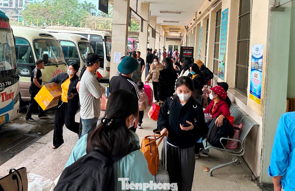 Đến thời điểm 13h hôm nay, lãnh đạo bến xe Mỹ Đình cho biết, lượng khách ra bến so với ngày thường tăng gấp 2 lần.