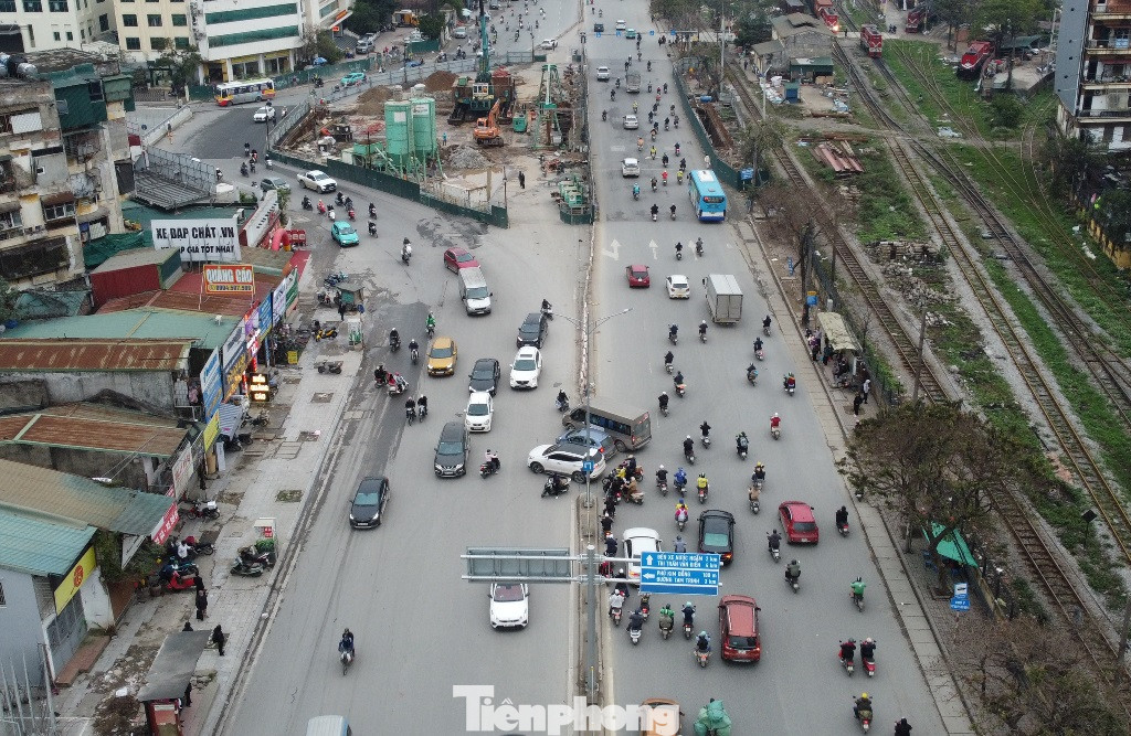Với chiều Ngọc Hồi xe đi qua nút muốn từ đường Giải Phóng rẽ trái cũng đi quá lên đoạn qua cây xăng Petrolimex để rẽ. Với chiều Ngọc Hồi xe đi qua nút muốn từ đường Giải Phóng rẽ trái cũng đi quá lên đoạn qua cây xăng Petrolimex để rẽ.