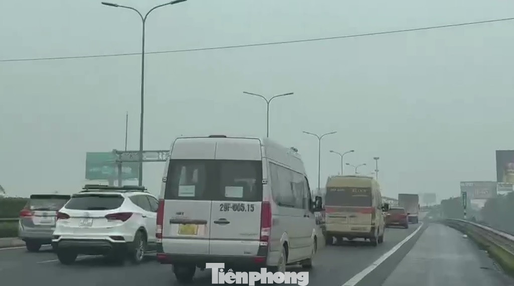 Ùn tắc xảy ra nghiêm trọng nhất là đoạn từ Pháp Vân đến trạm thu phí trên địa bàn huyện Thường Tín (Hà Nội).