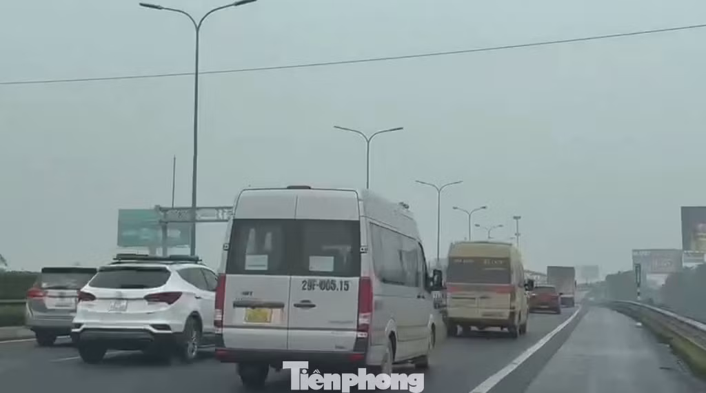 Ùn tắc xảy ra nghiêm trọng nhất là đoạn từ Pháp Vân đến trạm thu phí trên địa bàn huyện Thường Tín (Hà Nội).