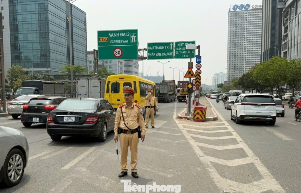Sau khi các loại xe được CSGT hướng dẫn, điều tiết cho đi vào làn khẩn cấp, các xe đã lưu thông với hành trình nhanh hơn, không còn xếp hàng nối đuôi nhau kéo dài. Sau khi các loại xe được CSGT hướng dẫn, điều tiết cho đi vào làn khẩn cấp, các xe đã lưu thông với hành trình nhanh hơn, không còn xếp hàng nối đuôi nhau kéo dài.