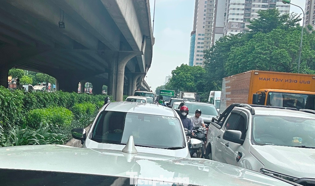 Ùn tắc ở đường trên cao cũng khiến các tuyến đường bên dưới chạy dọc Vành đai 3 như Phạm Hùng , Khuất Duy Tiến trong sáng nay cũng "không lối thoát".