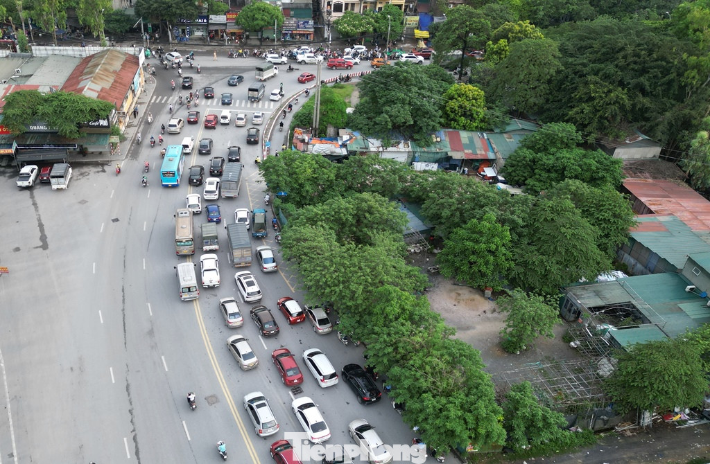 Cùng với chưa phát huy giá trị, hiệu quả đầu tư, tình trạng nút giao bị treo đã gây ảnh hưởng đến giao thông đi lại, ùn tắc liên miên xảy ra trên đường Phạm Tu, đường 70 và đường Xa La…
