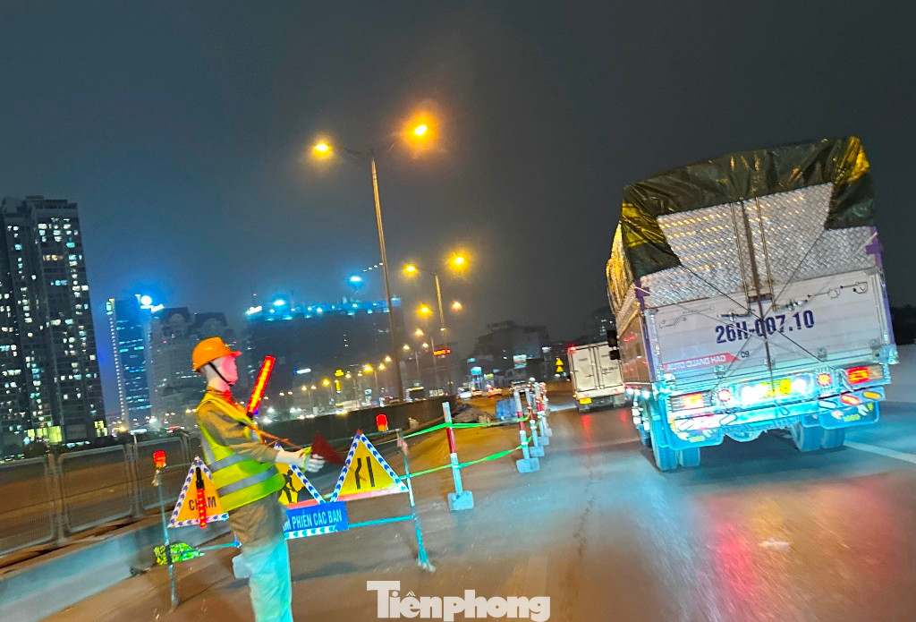 Ban ngày cơ quan chức năng cho xe đi ở 1/2 lòng đường còn lại, buổi tối (từ 22 đến 6h sáng hôm sau) cấm toàn bộ xe đi lên đường trên cao chiều Mai Dịch - Cầu Giấy.